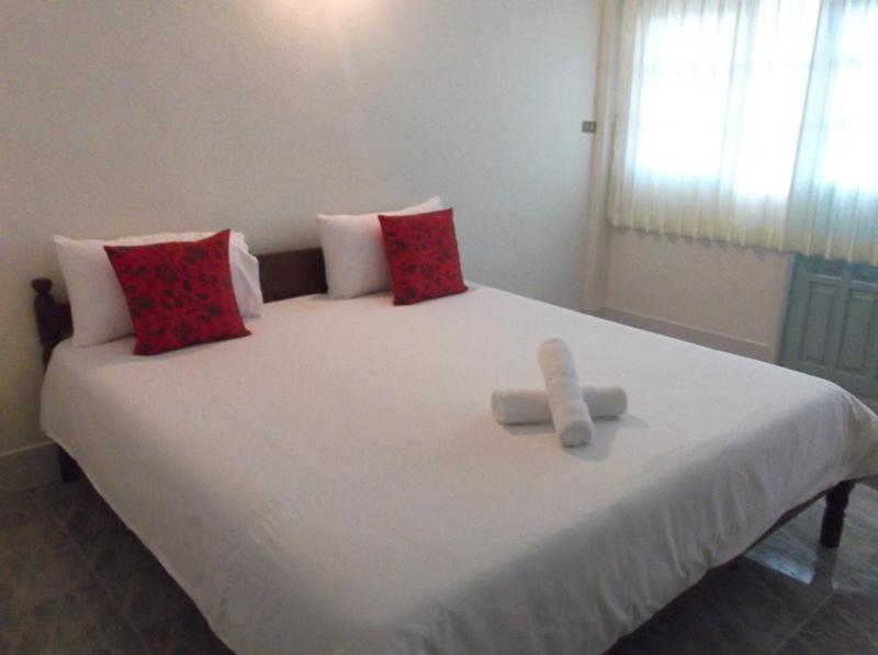 Albatross Guesthouse @ Thungwualaen Beach Pathiu Bagian luar foto