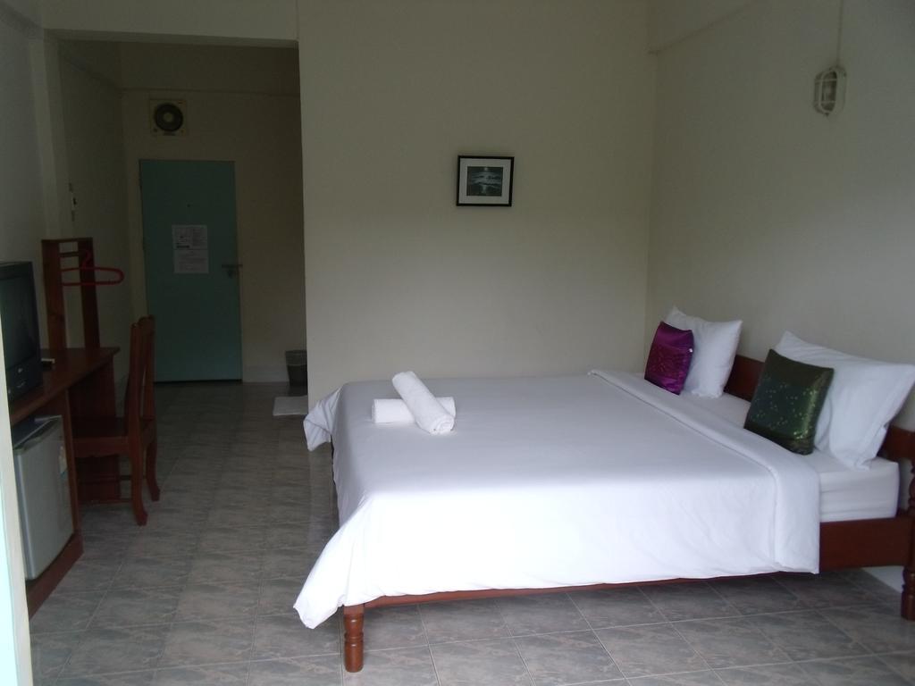 Albatross Guesthouse @ Thungwualaen Beach Pathiu Bagian luar foto