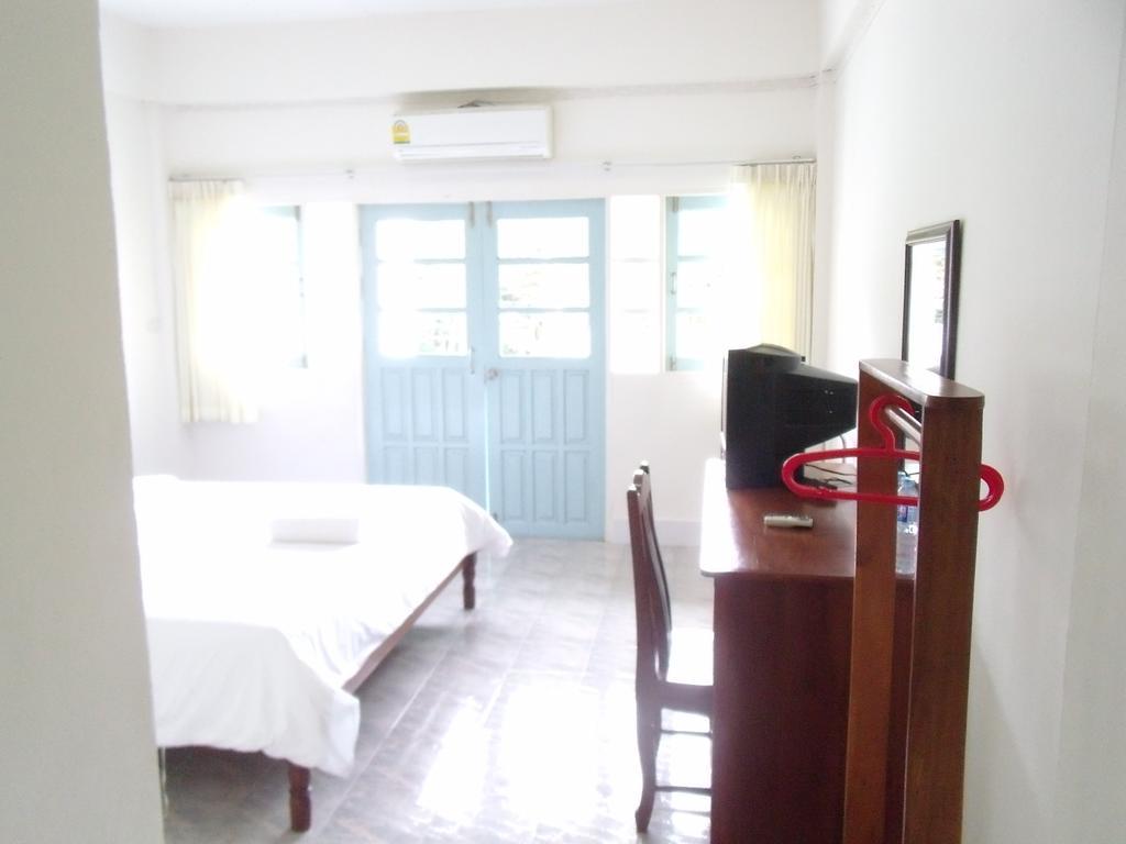 Albatross Guesthouse @ Thungwualaen Beach Pathiu Bagian luar foto