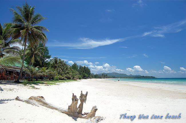 Albatross Guesthouse @ Thungwualaen Beach Pathiu Bagian luar foto
