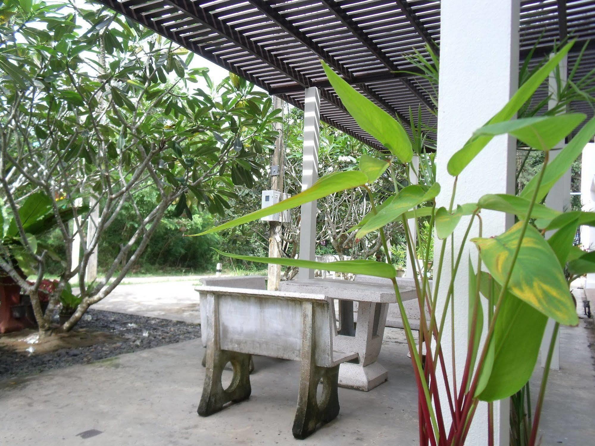 Albatross Guesthouse @ Thungwualaen Beach Pathiu Bagian luar foto